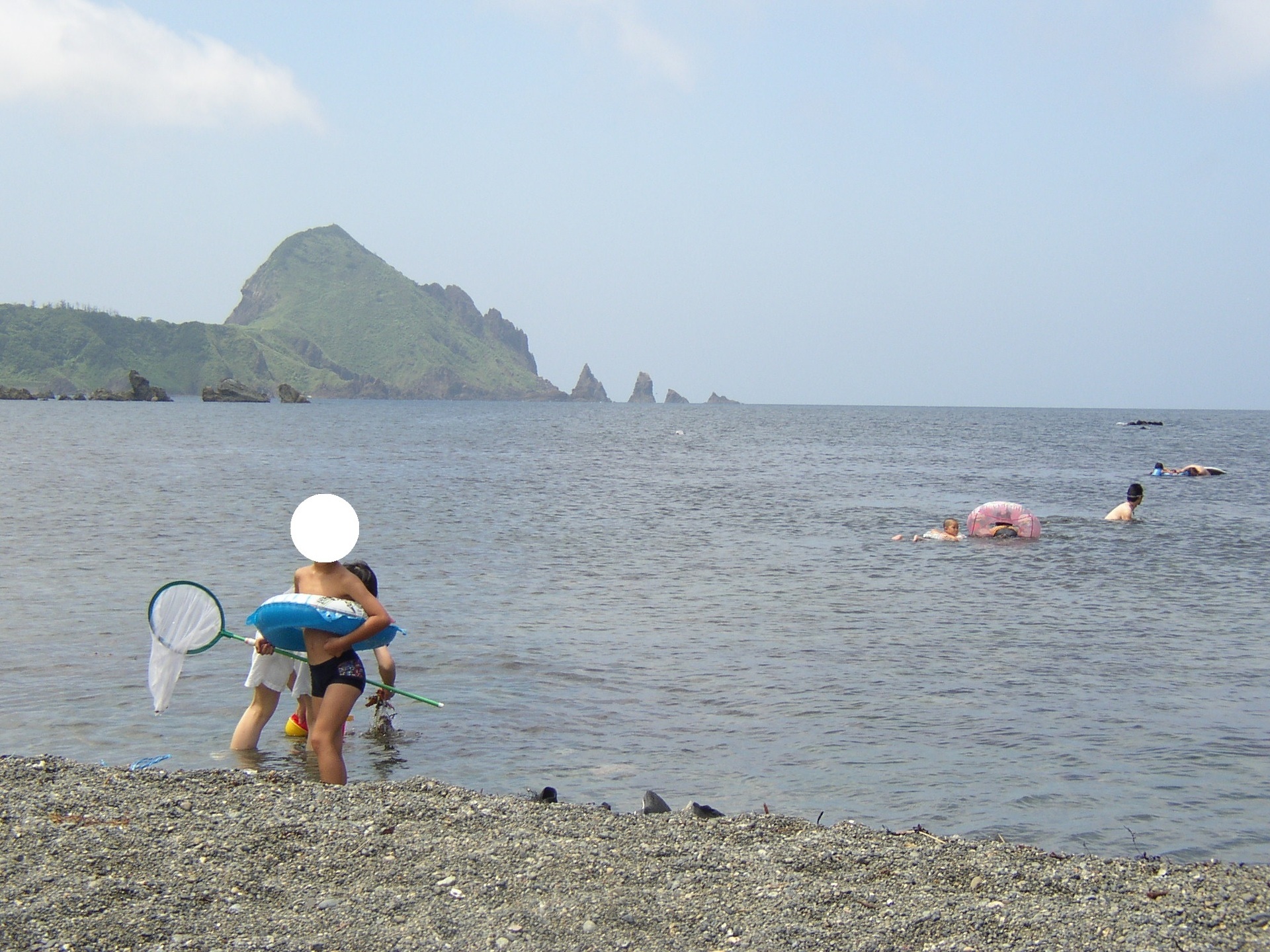 のんびりとくつろぐ 佐渡ヶ島 海水浴