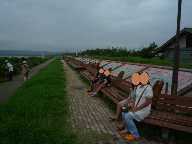 増穂浦世界一長いベンチ.jpg